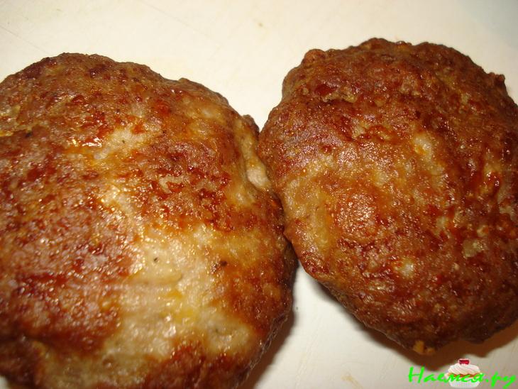 Котлеты с копчёным сыром и соусом из сладкого перца