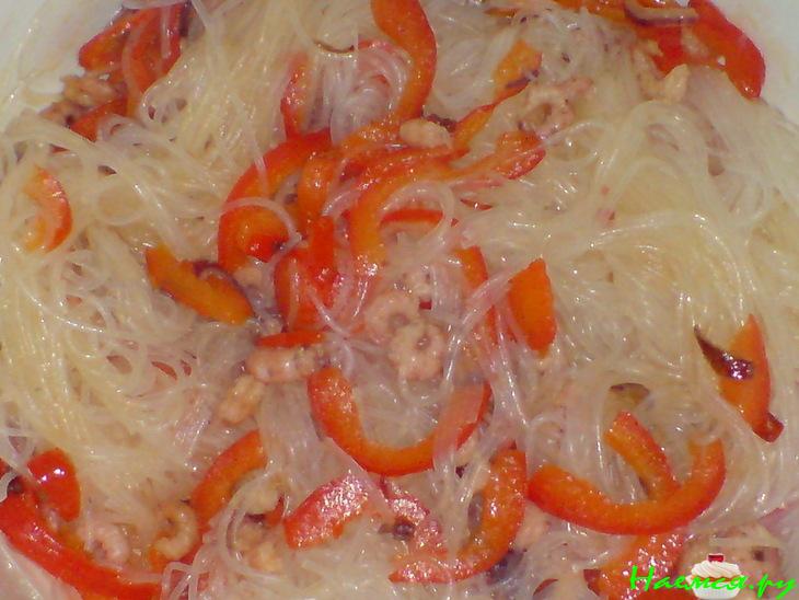 Салат из рисовой лапши с маленькими креветками