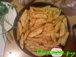 Картофельные дольки с чесночным соусом