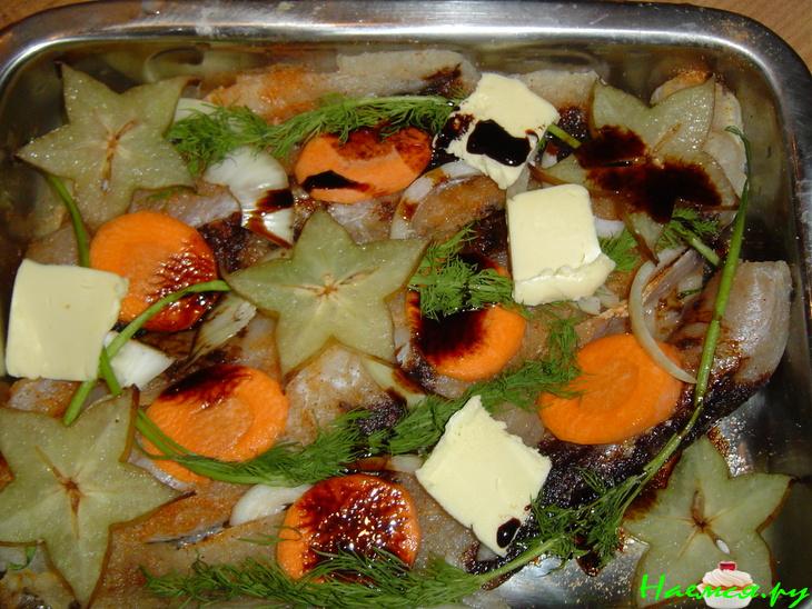 Рыба, запеченная под соевым соусом с карамболой Рыба, запеченная под соевым соусом с карамболой