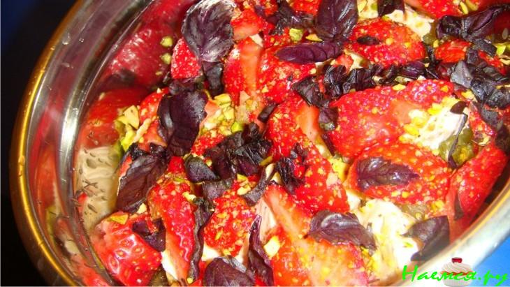 Салат из авокадо с сыром и клубникой