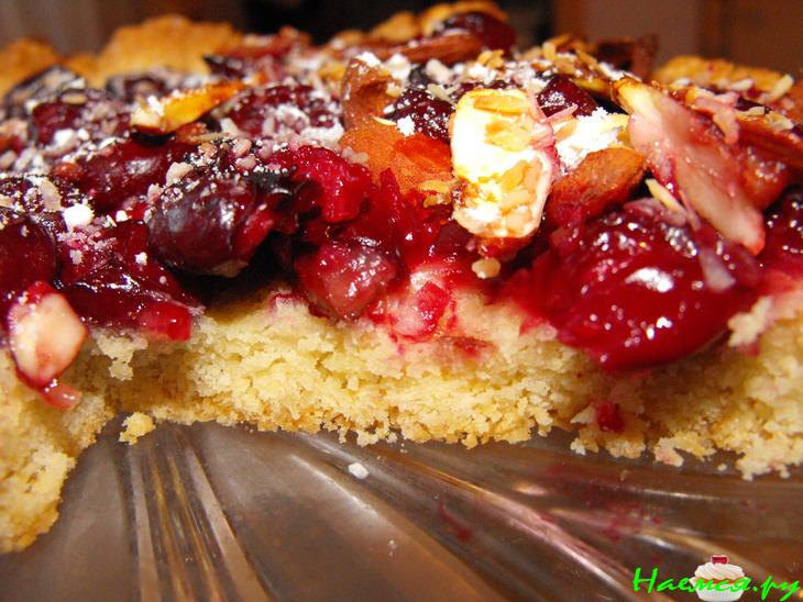 Открытый вишневый пирог с миндалем