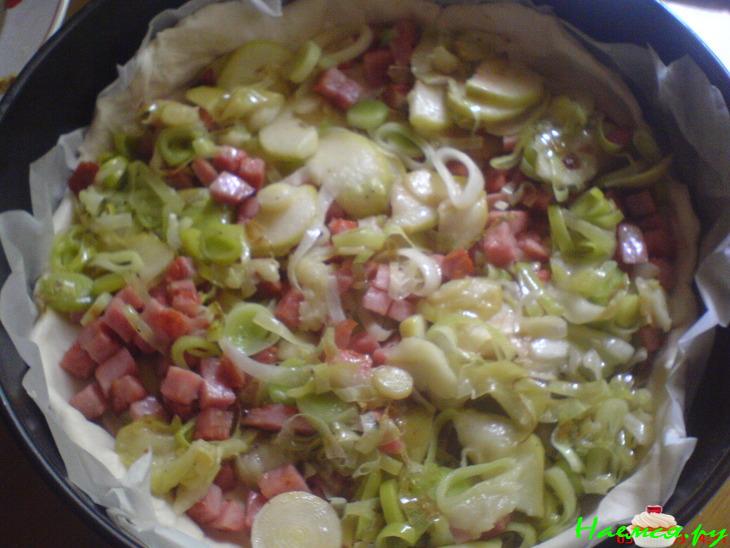 Яблочно-луковый киш с ветчиной