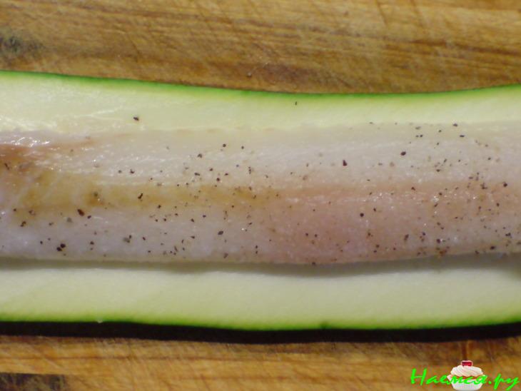 Рулеты из рыбы и цуккини с овощами