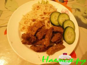 Свинина с огненной домашней лапшой под сливочным соусом