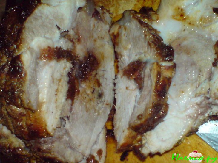 Мясо, запеченное под сметанно-горчичным кремом и нашпигованое черносливом Мясо, запеченное под сметанно-горчичным кремом и нашпигованое черносливом