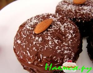 Бисквитные пирожные с грушами и с миндалем