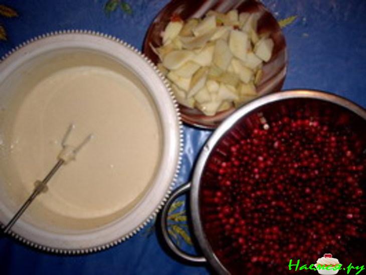 Сладкий пирог с брусникой и яблоками
