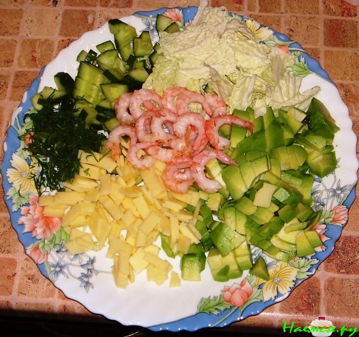 Салат с креветками, огурцом и авокадо