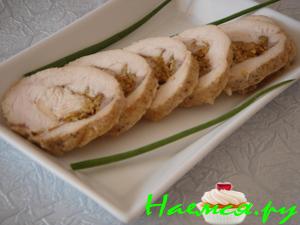 Рулет из куриной грудки с фисташками и грибами Рулет из куриной грудки с фисташками и грибами