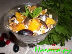 Салат-коктейль из цикория и черного винограда