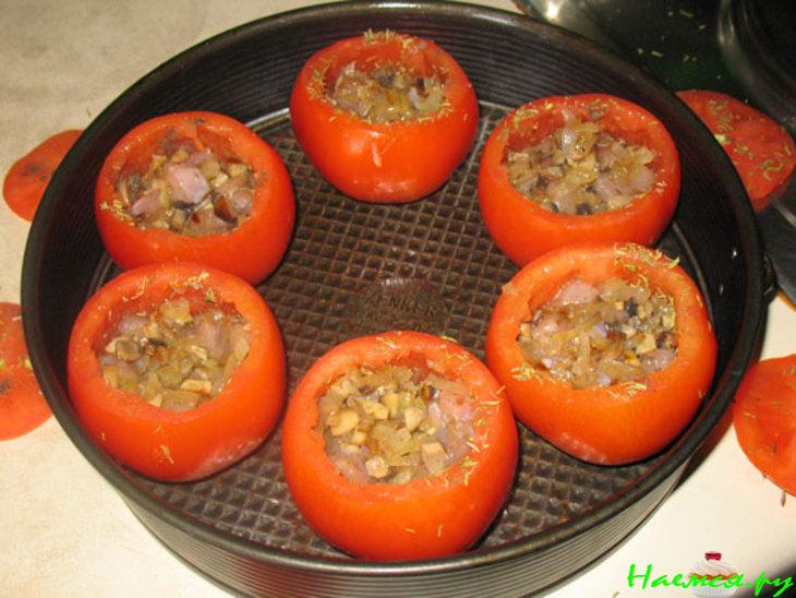 Печёные помидоры с курицей и яйцом