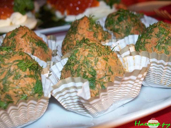 Паштет из куриной печени с песто из вяленых помидор