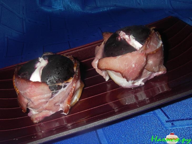 Сливы с сыром и копченой грудинкой