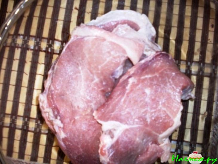 Рулет свиной с черносливом, грецкими орехами, чесноком, горчицей и хреном Рулет свиной с черносливом, грецкими орехами, чесноком, горчицей и хреном