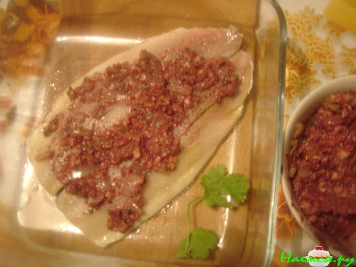 Запеченные рулетики из свежей сельди с брусникой