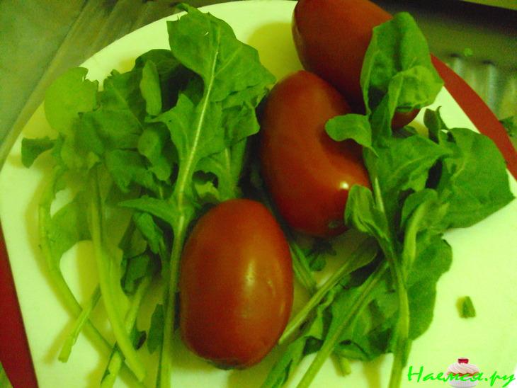 Салат из помидор с руколой