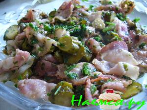 Ветчина, жаренная с маринованными корнишонами и каперсами