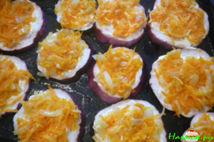 Баклажаны запеченные с овощами и сыром в сметане
