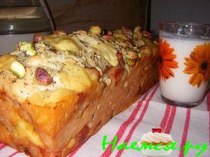 Закусочный хлеб с сыром и копченой грудинкой
