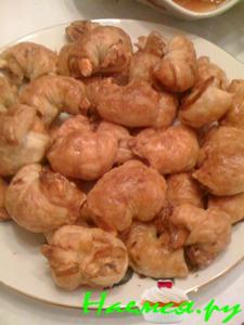 Тигровые креветки в слоенных рулетиках