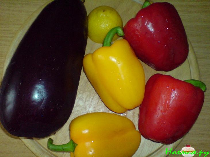 Салат из запеченный перчиков и баклажана