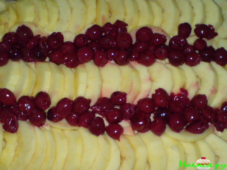 Яблочно-вишнёвый пирог под безе