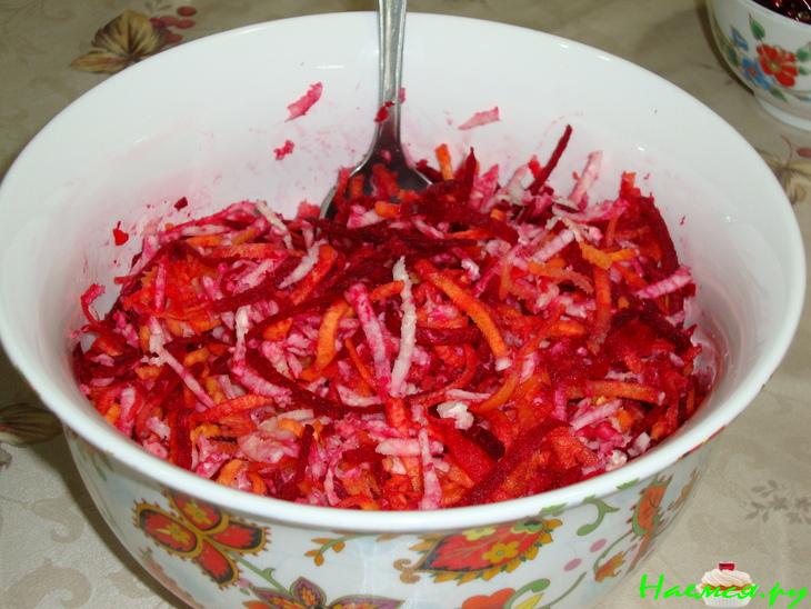 Cалат из свеклы с кольраби и кунжутом