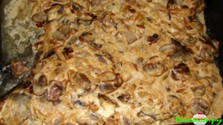 Караси в сметане с шампиньонами и чесноком