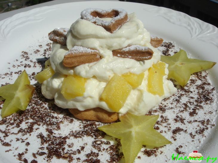 Десерт с песочным печеньем и фруктами