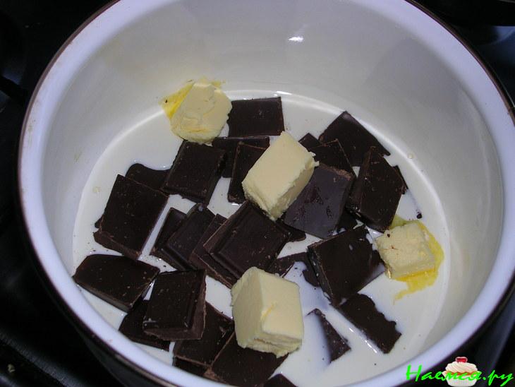 Шоколадный торт с кофейными куличиками из мороженного Шоколадный торт с кофейными куличиками из мороженного