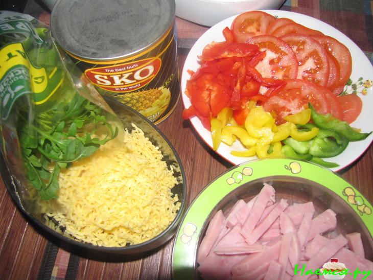 Пицца с ананасом и руколой