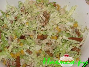 Салат с пекинской капустой и сухариками