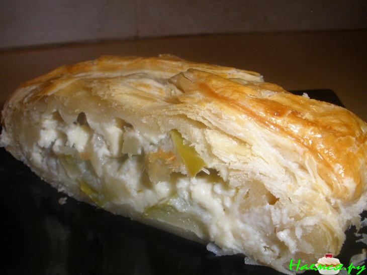 Слоеный пирог с яблочно-творожной начинкой