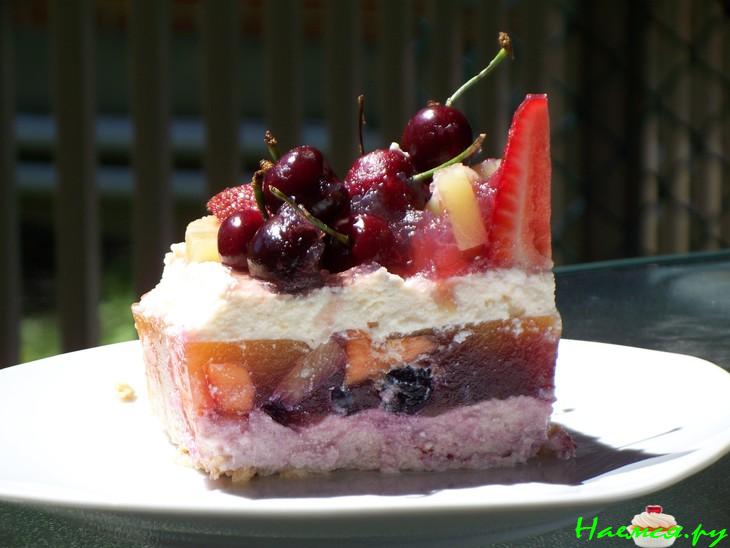 Творожно-фруктовый торт без выпечки