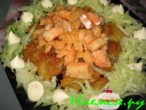 Лосось на подушке обрамленный огурчиком