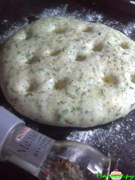 Фокачча с пряными травами и пицца по-русски из того же теста  