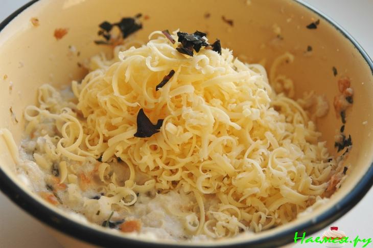 Мясной бульон с клёцками и зеленью