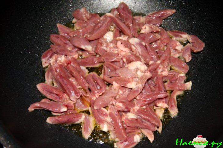 Салат из куриных сердечек с фасолью