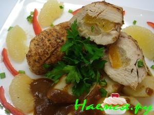 Куриная грудка, фаршированная свити и курагой, приготовленная на пару