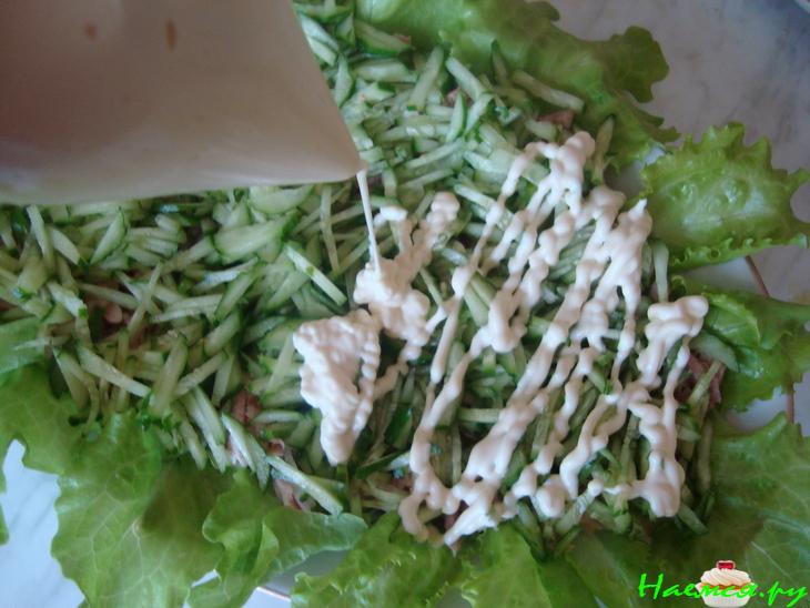 Салатик с куриной грудкой, сыром и черносливом