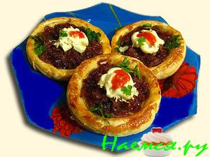 Слоёные пирожки с луком и сыром