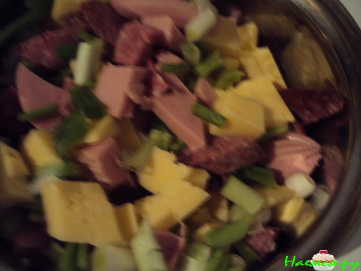 Вкусный заливной пирог с колбасой и сыром к завтраку