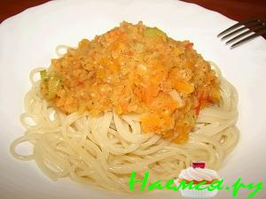 Спагетти с соусом из чечевицы