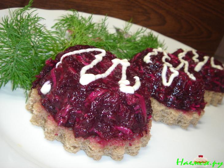 Свекольный салат с маринованным огурчиком