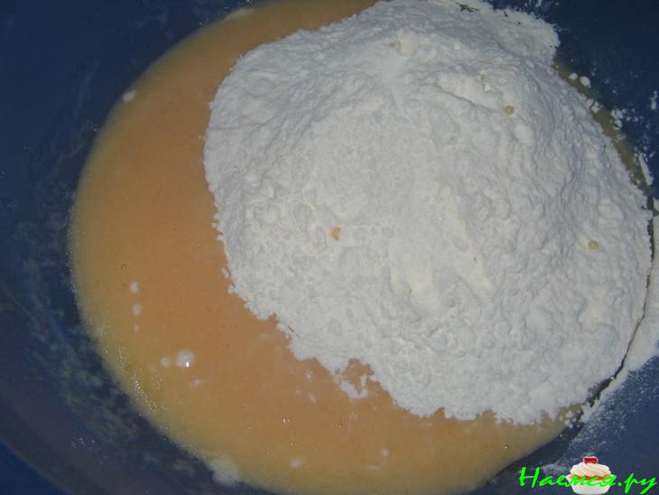 Пирог со сливой и красной смородиной