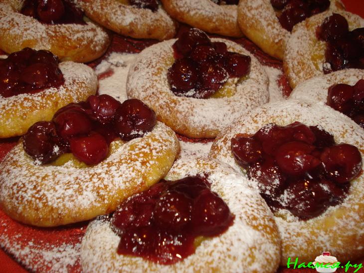 Ватрушечки с вишней