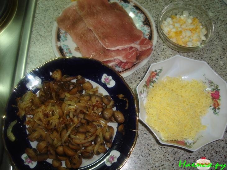 Рулетики из свиного филе с яйцом, сыром и грибами
