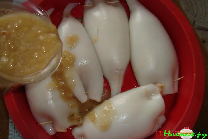 Фаршированный кальмар под соусом