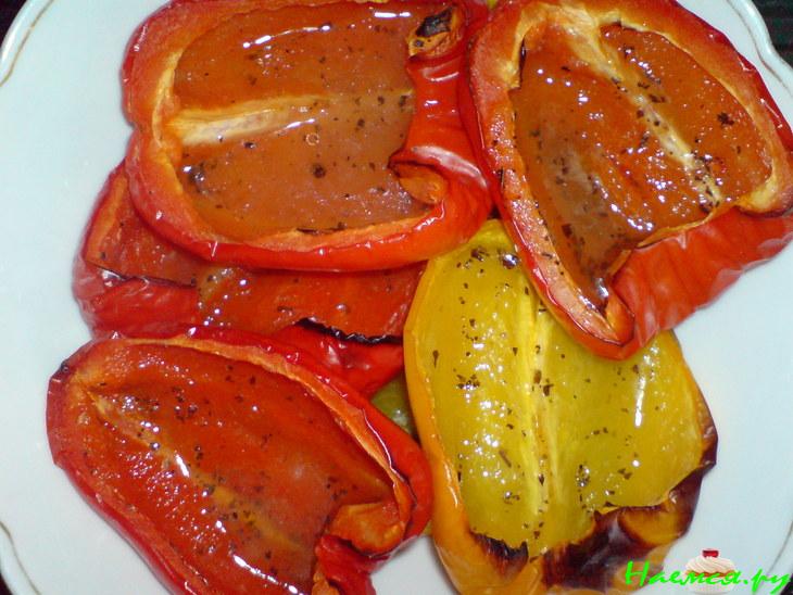 Салат из запеченный перчиков и баклажана